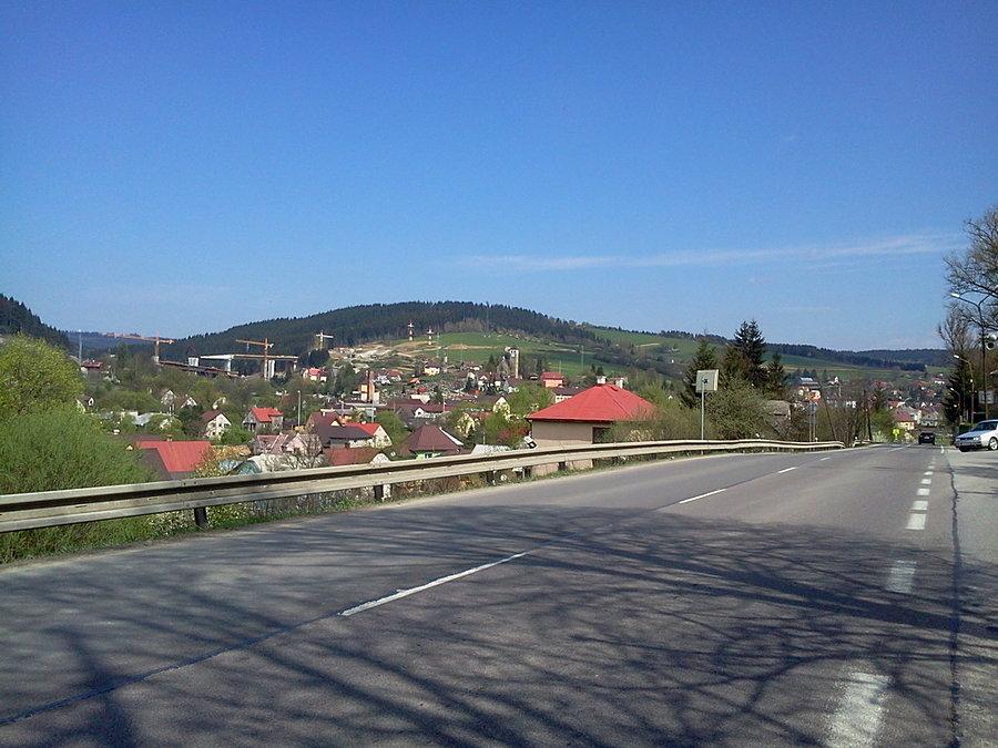 Oscadnica, w górze droga szybliego ruchu i wjazd do tunelu
