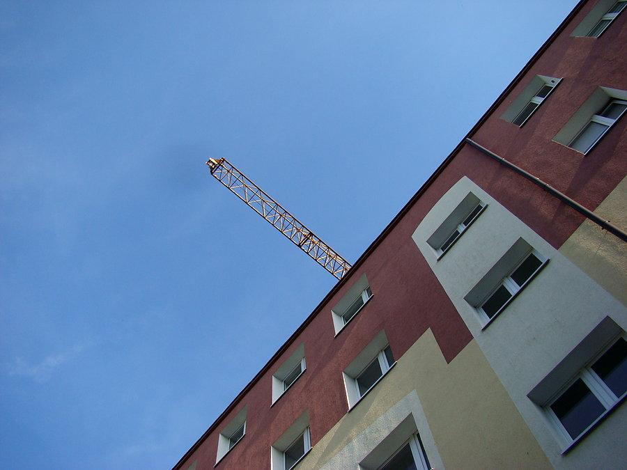 Nad głową ramię żurawia