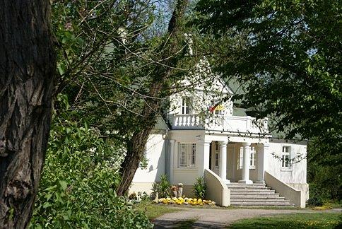 Został on zbudowany na początku XIX wieku w konstrukcji szchulcowej, w rękach prywatnych