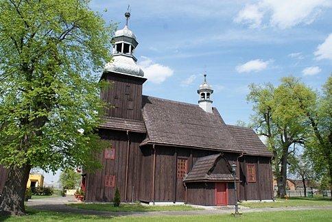 Drewniany kościół we wsi Rychnów