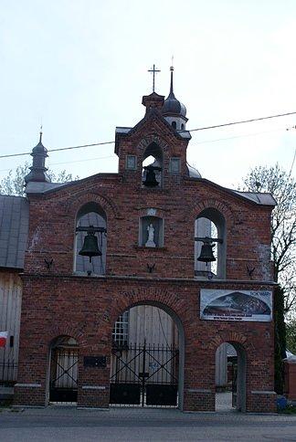 Nietypowa brama - dzwonnica