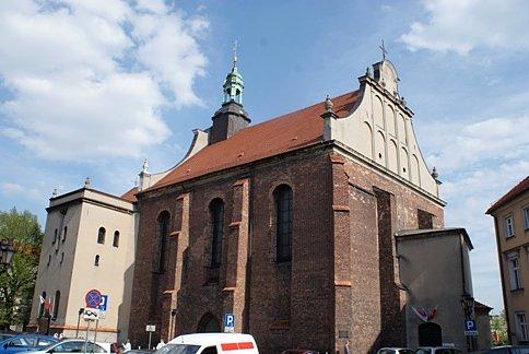 Mieści się tutaj także klasztor oo. Franciszkanów