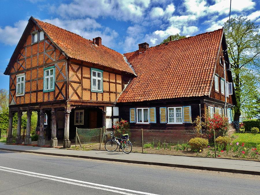 Kąty Rybackie - Rezerwat Kormoranów. Na trasie wycieczki. Dom podcieniowy na żuławach