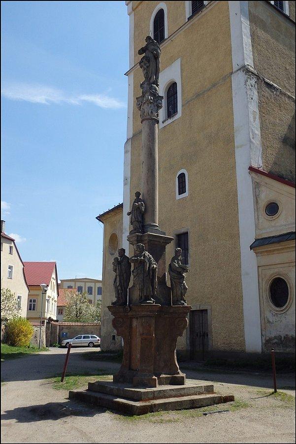 Figura ze św. Janem Nepomucenem we Frylandzie przed kościołem