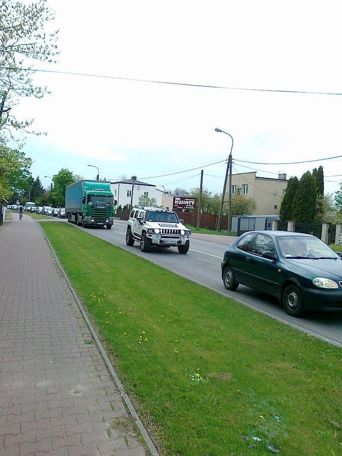 Ludzie po pracy wracają do domu. Wjazd do Warszawy od Starych Babic