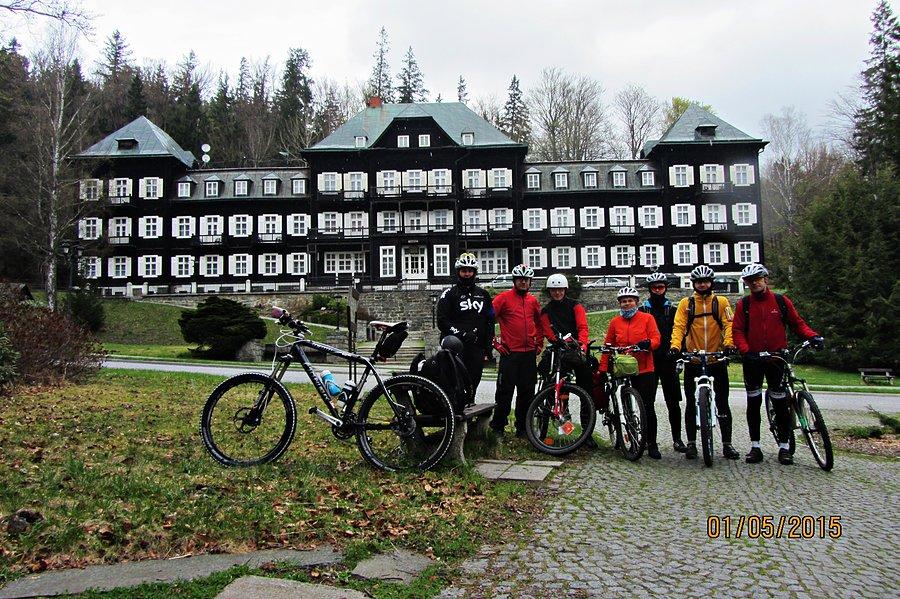 Karlova Studanka - wspólna fotka na tle hotelu uzdrowiska