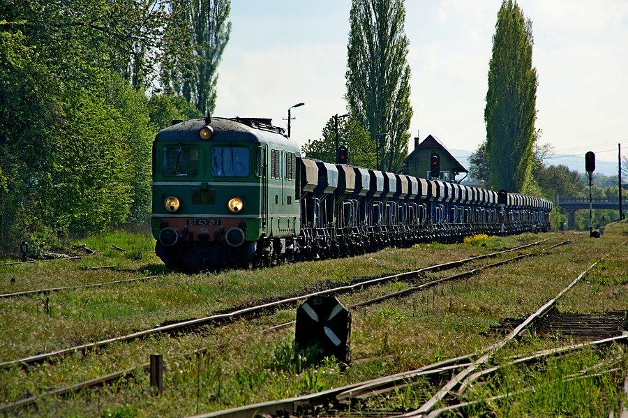 ST43-217 z szutrówkami do Tarnowskich Gór mija na biegu Głogówek