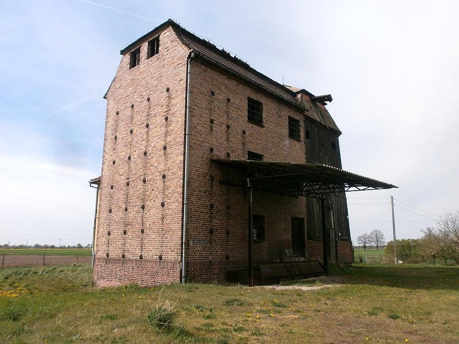 Zabytkowy budynek we wsi Skidniów