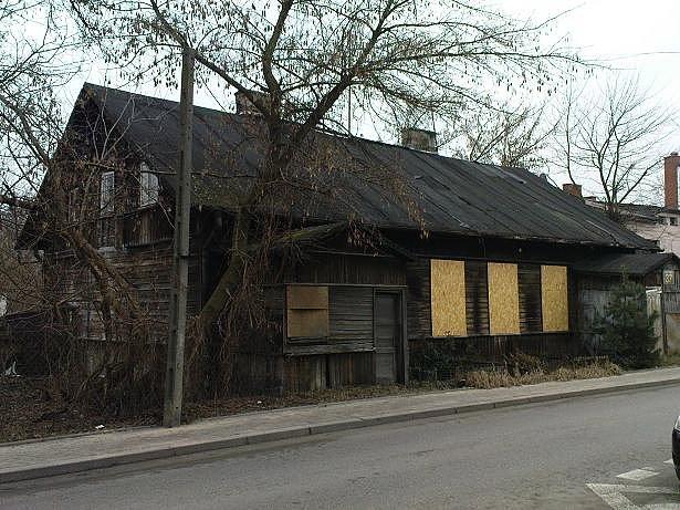 Drewniany dom z Piaseczna- Kilińskiego 37 - widziany od ulicy