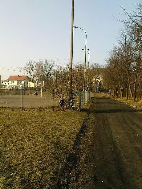 Boisko, bieżnia i siłownia pod chmurka na ulicy Chyliczkowskiej w Piasecznie