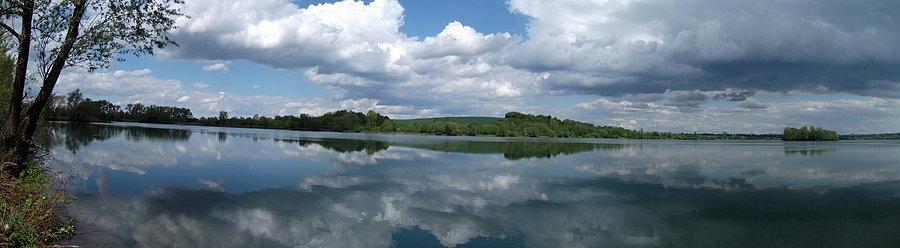 Zachmurzone jezioro