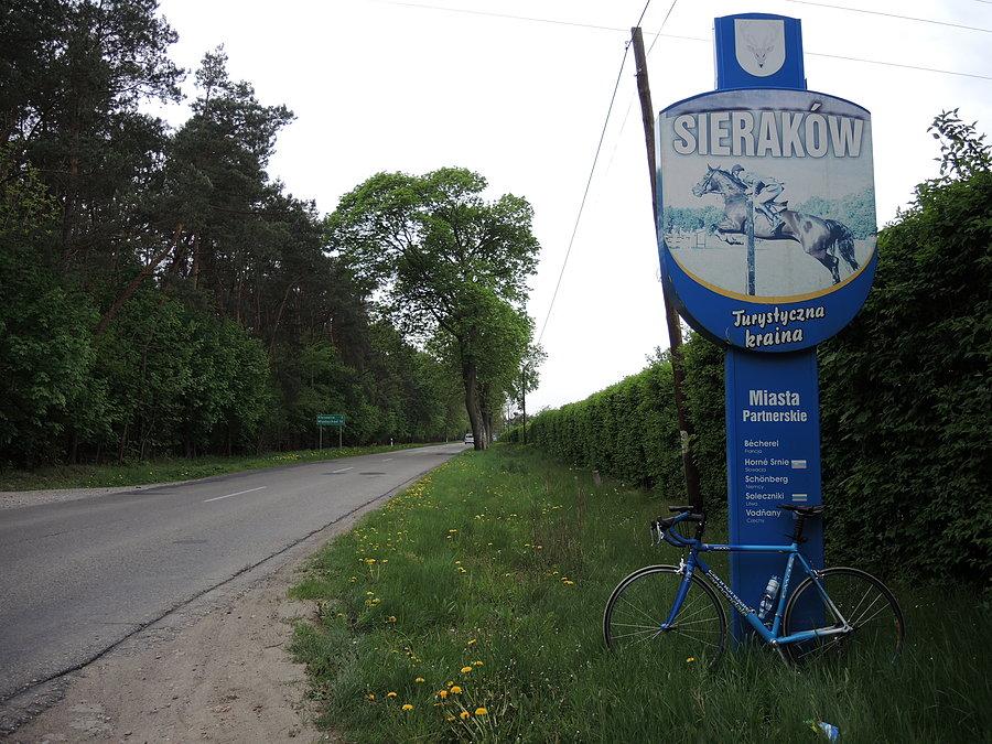 Wjazd do Sierakowa