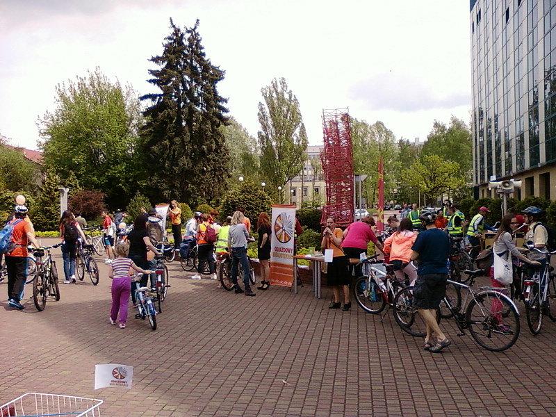 Przed Biblioteką Uniwersytetu Łódzkiego