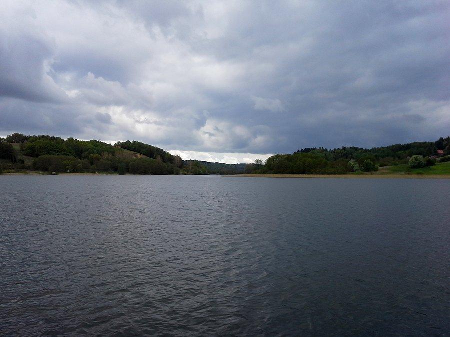 Pochmurnie nad jeziorem