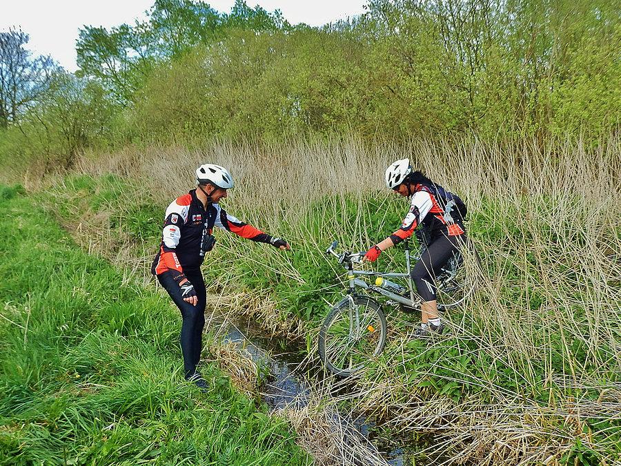 Biały Dwór - Podzamcze. Szlak Bursztynowy. Na trasie. Przebijamy się do akweduktu Juranda