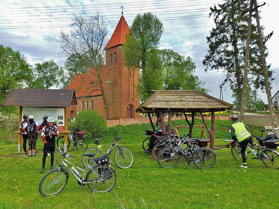 Biały Dwór - Podzamcze. Szlak Bursztynowy. Na trasie - Szlak Zamków Powiśla