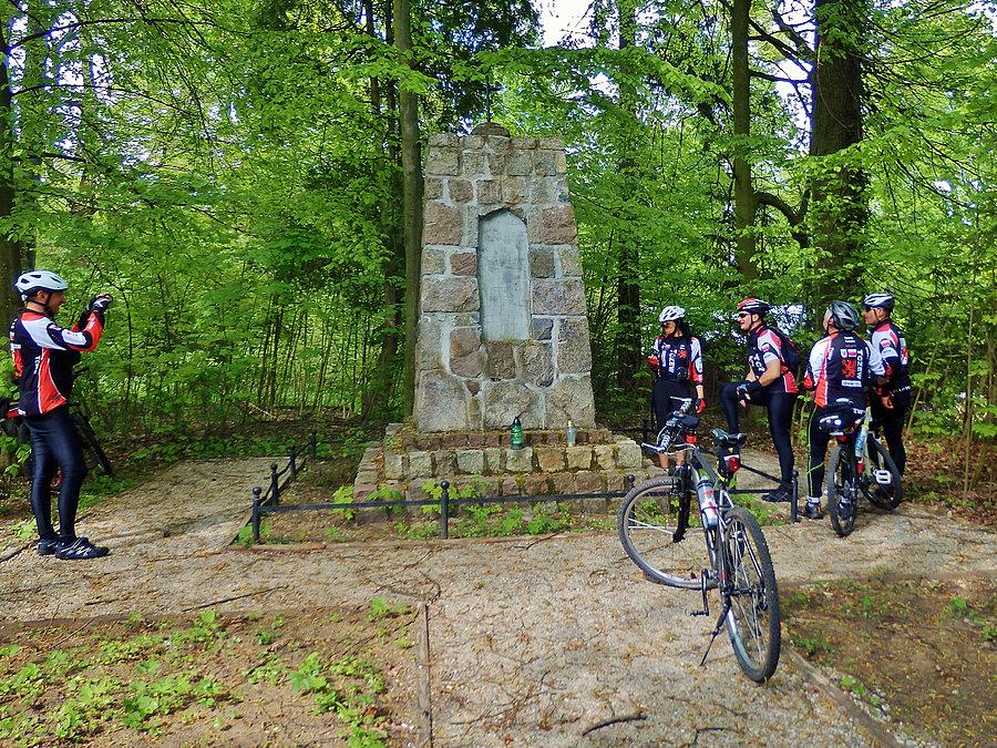 Biały Dwór - Podzamcze. Szlak Bursztynowy. Na trasie