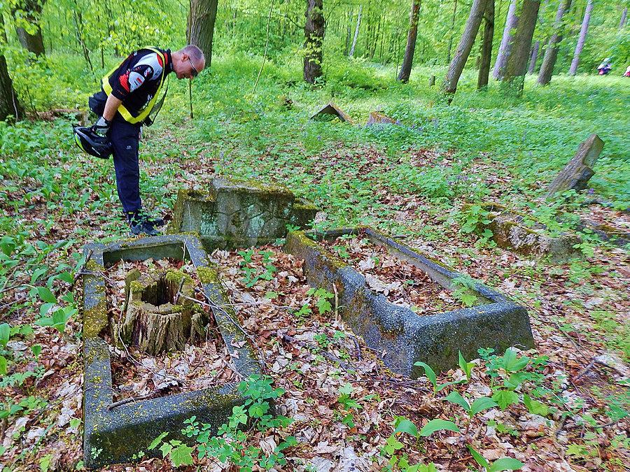 Biały Dwór - Podzamcze. Szlak Bursztynowy. Opuszczony cmentarz - Podzamcze