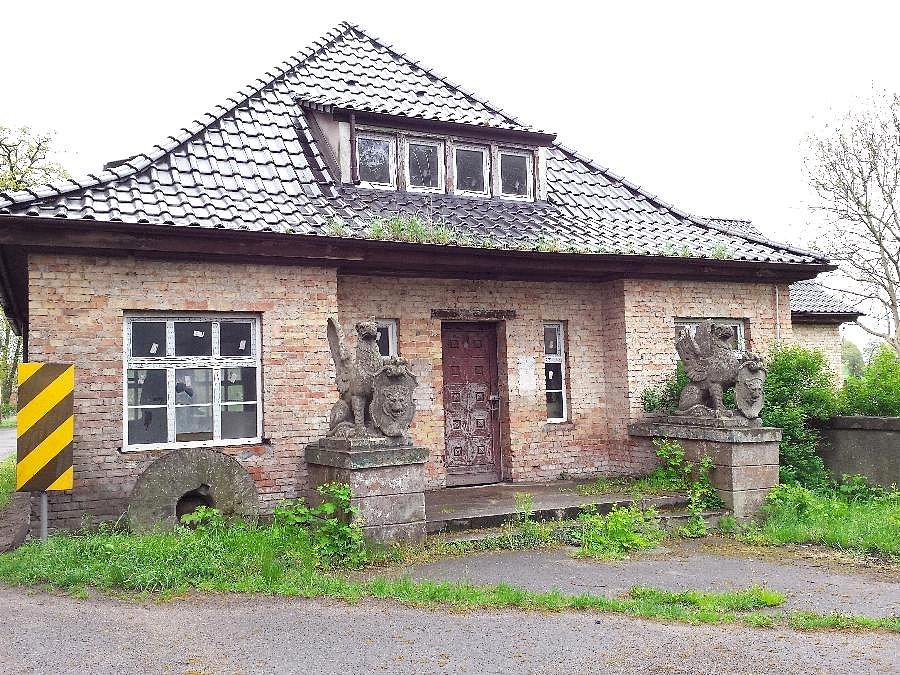 Budynek administracyjny z dwoma gryfami
