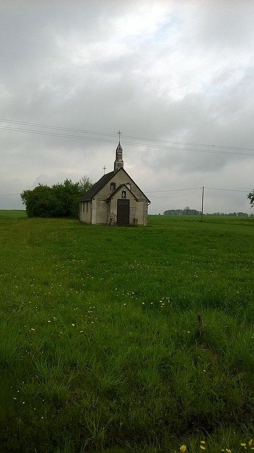 Kapliczka gdzieś po drodze