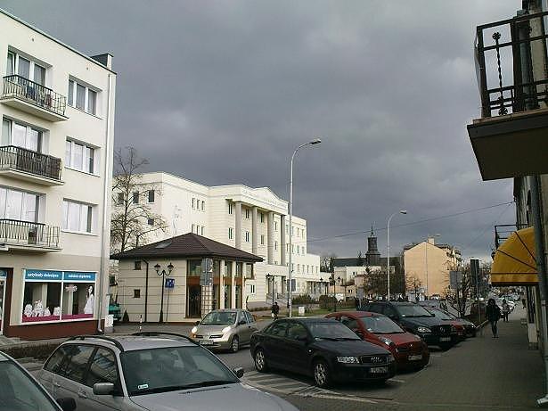Ulica Kościuszki w Piasecznie, widok w kierunku gmachu sadu i kościoła św. Anny