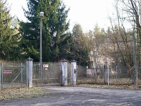 I sama brama wjazdowa do RON Leszczynka, dozorcy nie stwierdziłem, podobno jest kamera
