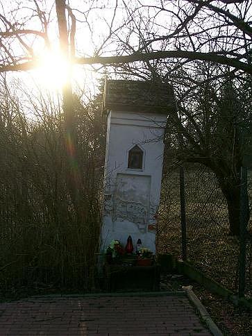 Kapliczka przed dworem mrokowskim