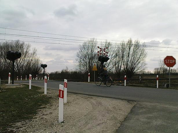Przejazd prze linie kolejowa nr 12 w okolicach Wągrodna- trwa modyfikacja automatyki sterowania ruchem i automatyki przejazdowej na linii Łuków -Skierniewice