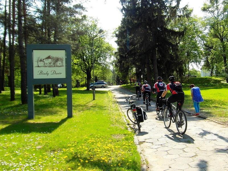 Wjazd do Białego Dworku