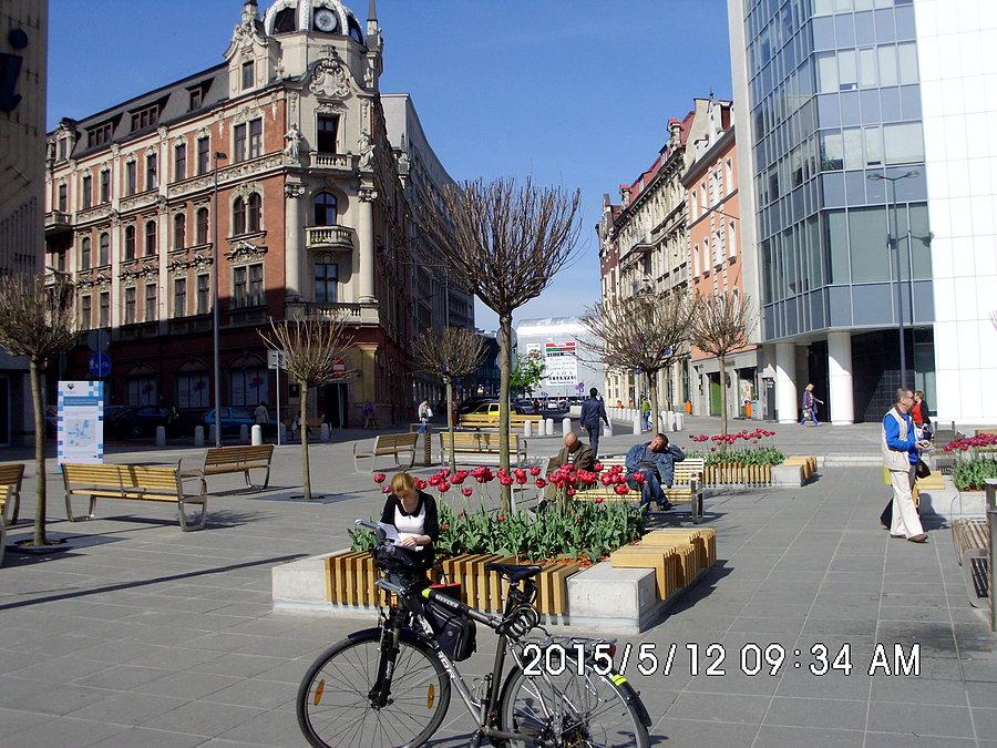 Z katowickiego Rynku widać nowy budynek dworca kolejowego i galerię handlową