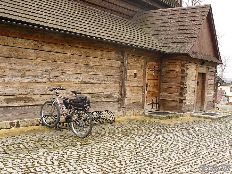 Pod kościołem w Żernicy