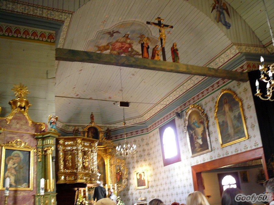 Zdobienia prezbiterium - widoczna boczna nawa