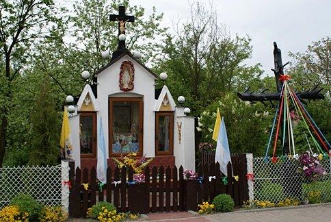 Kolorowa kapliczka z krzyżem obok w Małeczu