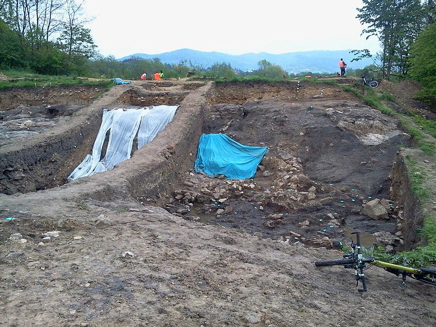 Prace na gródku w Karpentnej