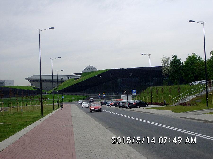 Centrum Kongresowe w Katowicach przysłania Spodek od strony wschodniej