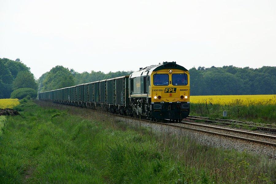Class66-007 prowadzi 45-cio wagonowy skład z tłuczniem do Olzy