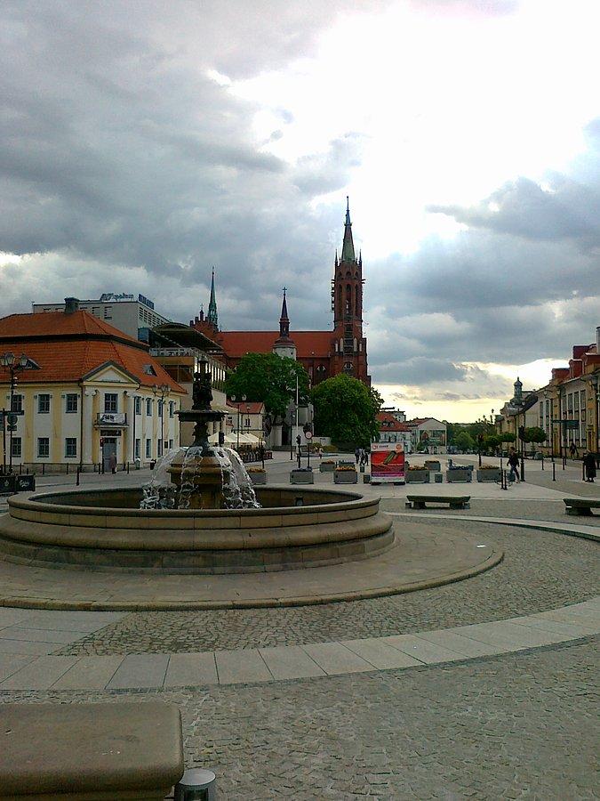 Rynek Kościuszki. W tle kościół farny