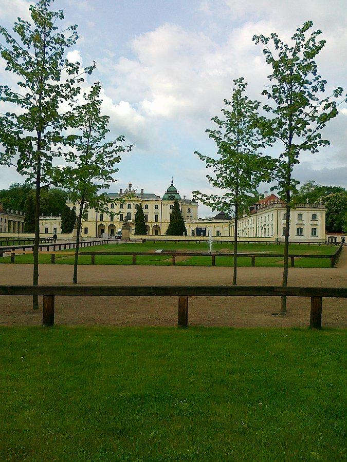 Pałac Branickich w wiosennej scenerii