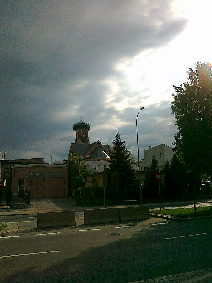 Spalona wieża kościoła Wojciecha na tle burzowych chmur