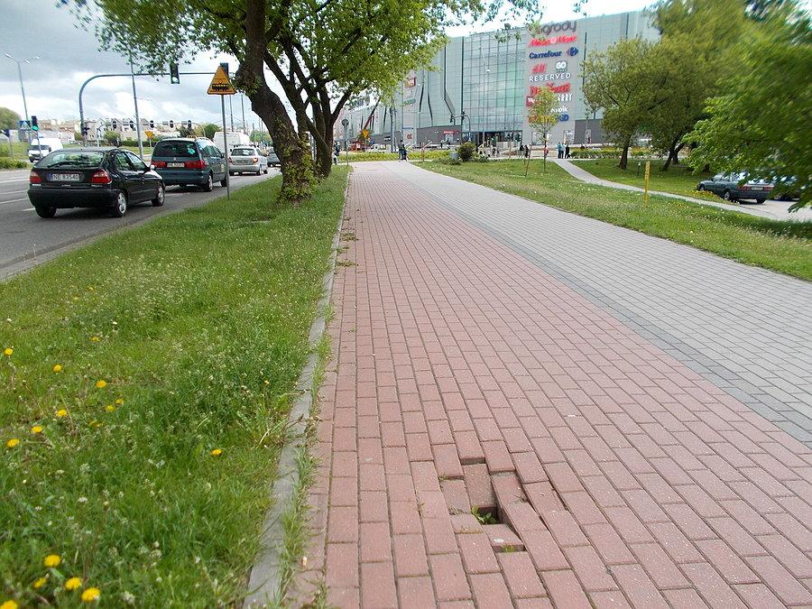 Dziura w ścieżce rowerowej