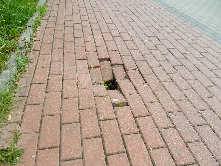 Dziura w ścieżce rowerowej - zbliżenie