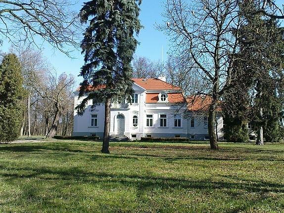 Chlebnia - podobno ten dwór jest opuszczony, nawet jeśli to prawda to jego stan zachowania jest bardzo dobry
