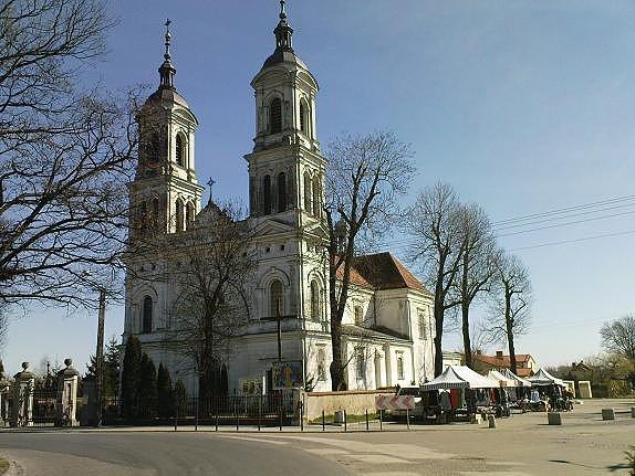 Czyż nie jest piękna sylwetka tego kościoła? Szczęśliwie bezlistne konary nie zakrywają widoku