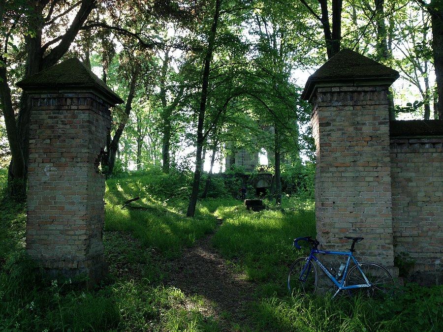 Przed Grobowcem Sapiehów w Wieleniu