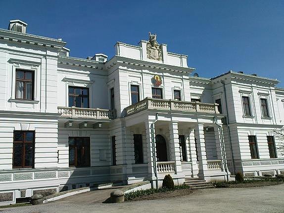 Czterofilarowy ganek z balkonem ocienia podjazd i wejście do pałacu. Wszedłem do środka by dopytać się o sanktuarium. Poniewaz to budynek szkoły ale i klasztoru zaraz przy wejściu natkniemy się na jedną z sióstr furtianek