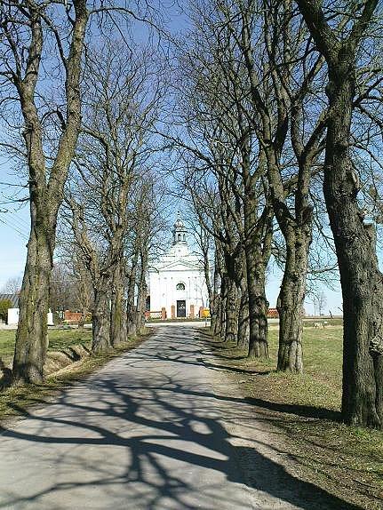 Taki ładny dojazd jest ze Skotnik do kościoła w Mikołajewie, po drodze przecina się rzekę Pisię