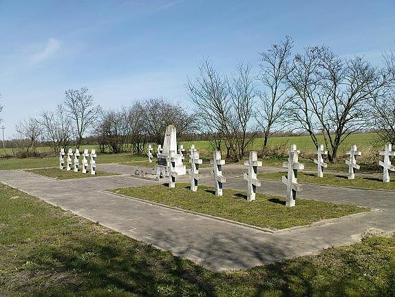 Cmentarz poległych 120 kacapskich żołnierzy z 1915 roku w miejscowości Bielice tuż przy drodze nr 50