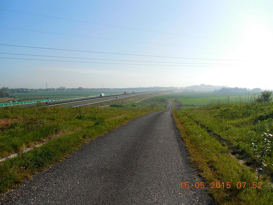Jadąc drogą wzdłuż Autostrady A1 w kierunku Dobieszowic, które widać w głębi