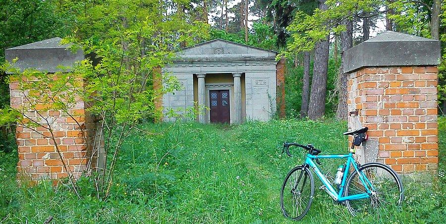 Leśna kaplica , mauzoleum ... . Turkowo