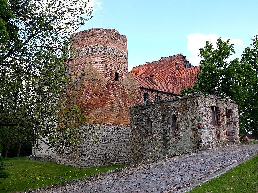 Zabytkowy zamek z k. XIV w w Pęzinie